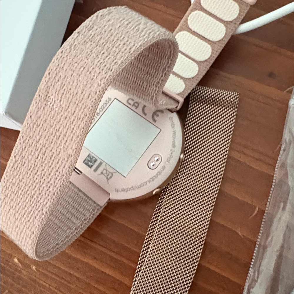 Wave 2 Rose Gold Wearable includes two bands - Picture 4 of 5
